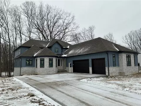 830 Club Dr W, Aurora, OH 44202