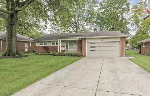 872 Stanwell Dr, Highland Heights, OH 44143