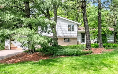 12562 Harold Dr, Chesterland, OH 44026