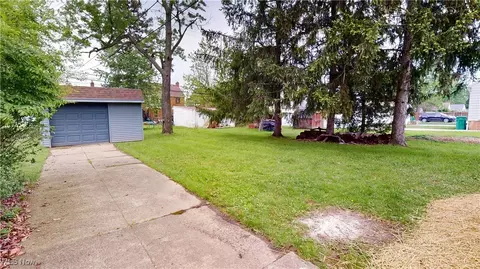 Exterior - 5244 Thomas St, Maple Heights, OH 44137 photo 2 of 3