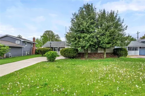 25116 Chase Dr, North Olmsted, OH 44070
