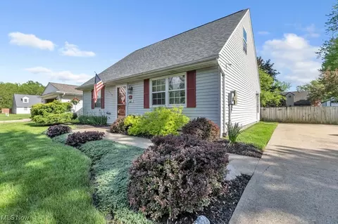461 Xavier St, Elyria, OH 44035 photo 4