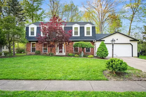16538 S White Oaks Dr, Strongsville, OH 44136