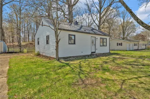 414 10th St NE, North Canton, OH 44720