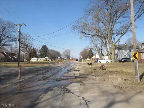 1329 E Perkins Ave, Sandusky, OH 44870 photo 2