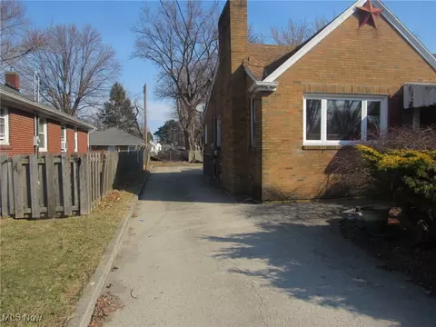 1329 E Perkins Ave, Sandusky, OH 44870 photo 3