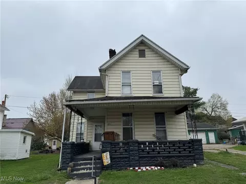 871 Chestnut St, Coshocton, OH 43812