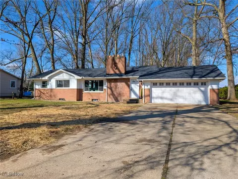 868 Eastview Ave, Wadsworth, OH 44281