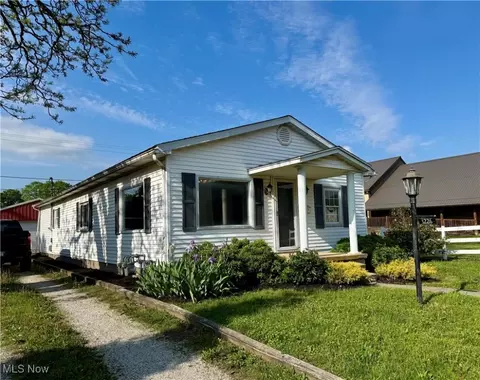 1226 E Main St, Coshocton, OH 43812