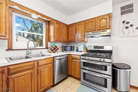 Kitchen - 2427 E 31st St, Lorain, OH 44055 photo 1 of 6