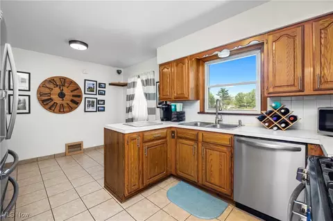 Kitchen - 2427 E 31st St, Lorain, OH 44055 photo 2 of 6
