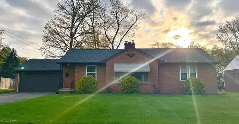 1131 Guarnieri Dr NE, Warren, OH 44483