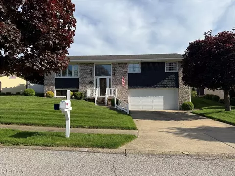 221 Scenery Dr, Weirton, WV 26062