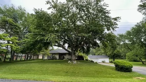 2326 Bixler Dr, Mogadore, OH 44260