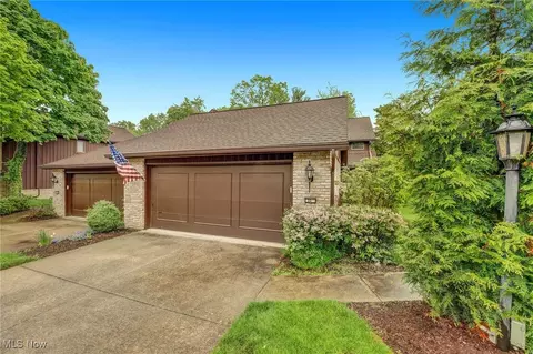 33 Brandon Pl, Rocky River, OH 44116
