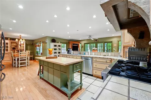 Kitchen - 7741 Silver Fox Dr, Boardman, OH 44512 photo 4 of 7
