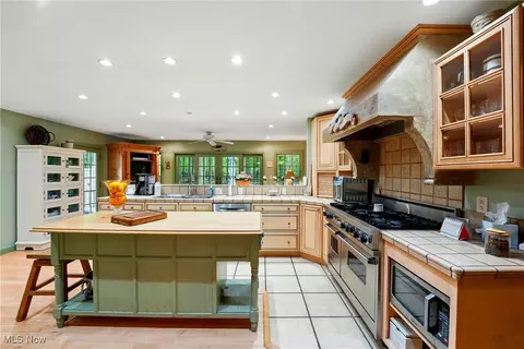 Kitchen - 7741 Silver Fox Dr, Boardman, OH 44512 photo 5 of 7