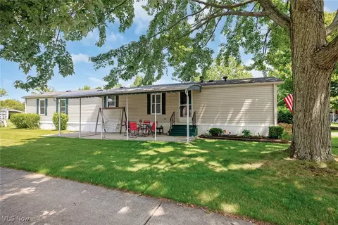 3 Carousel Ln, Olmsted Twp, OH 44138