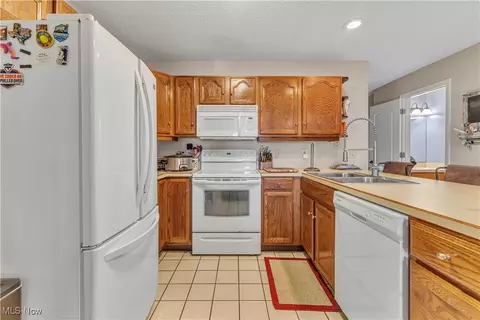 Kitchen - 125 Pineview Dr NE, Warren, OH 44484 photo 3 of 3