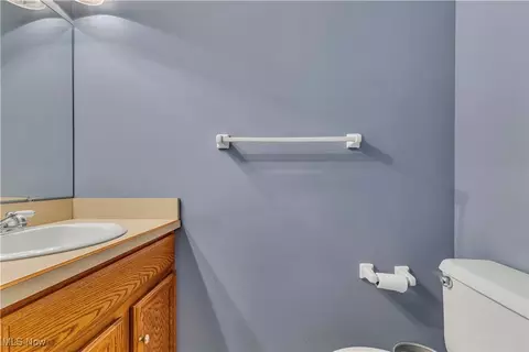 Bath - 125 Pineview Dr NE, Warren, OH 44484 photo 2 of 4