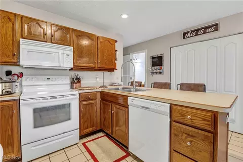 Kitchen - 125 Pineview Dr NE, Warren, OH 44484 photo 2 of 3