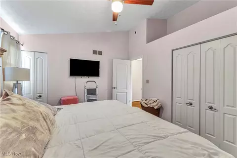 Bedroom - 125 Pineview Dr NE, Warren, OH 44484 photo 2 of 4