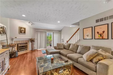 Living - 125 Pineview Dr NE, Warren, OH 44484 photo 3 of 4