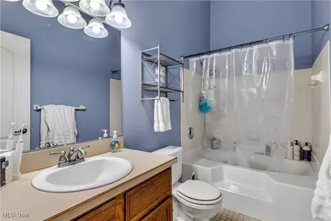 Bath - 125 Pineview Dr NE, Warren, OH 44484 photo 1 of 4