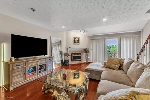 Living - 125 Pineview Dr NE, Warren, OH 44484 photo 2 of 4