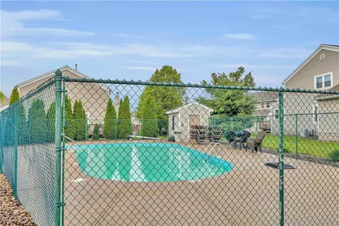Exterior - 125 Pineview Dr NE, Warren, OH 44484 photo 4 of 5