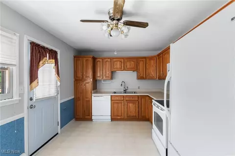 202 Maple Ave, Chardon, OH 44024 photo 14