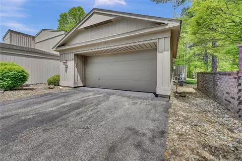 17252 Akita Ct, Strongsville, OH 44136