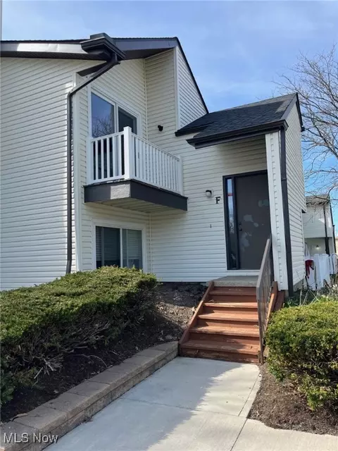 9036 Portage Pointe Dr, Streetsboro, OH 44241
