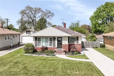 3886 Circlewood Dr, Fairview Park, OH 44126