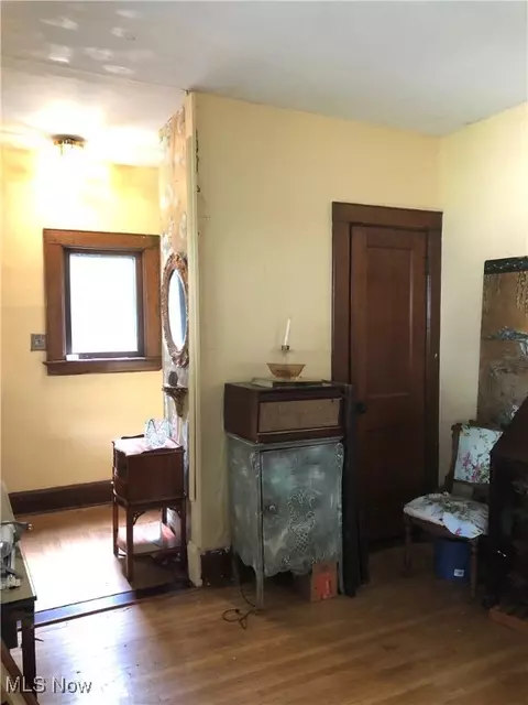 Entry Way - 1728 E 44th St, Ashtabula, OH 44004 photo 1 of 6