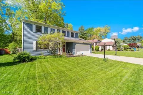 6020 Wild Oak Dr, North Olmsted, OH 44070