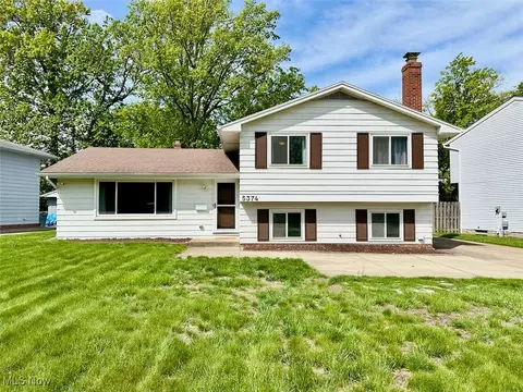 5374 Oak Ridge Dr, Willoughby, OH 44094