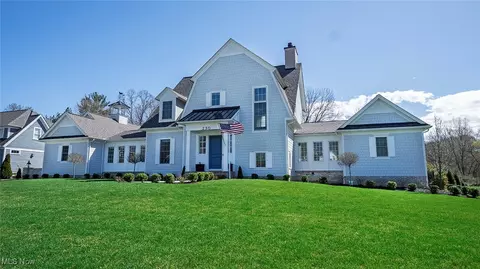 230 Bramley Ct, Chagrin Falls, OH 44022