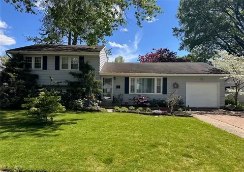 221 Yale Ave, Elyria, OH 44035