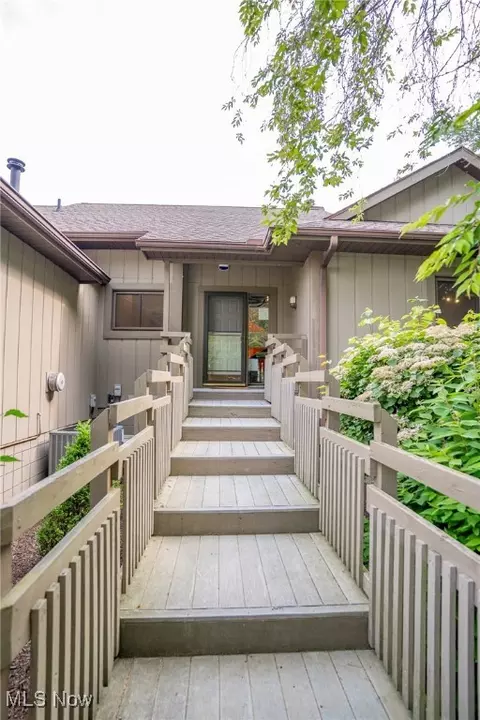 2222 Woodbrook Trl, Cuyahoga Falls, OH 44223
