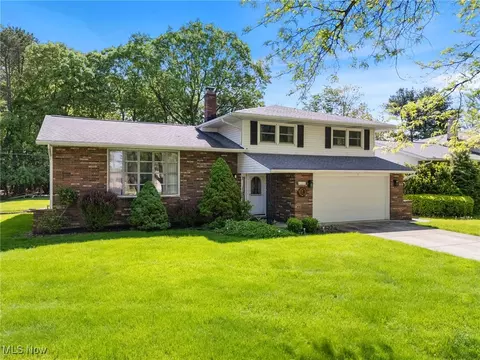 6555 Fairweather Dr, Middleburg Heights, OH 44130