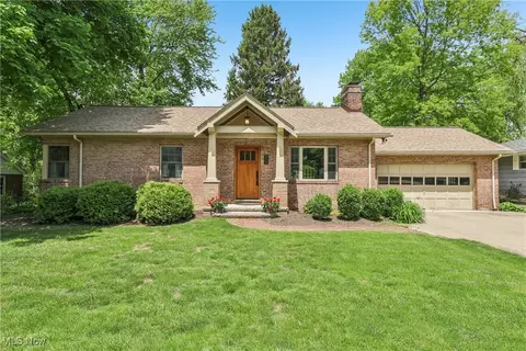 445 Walters Rd, Chagrin Falls, OH 44022