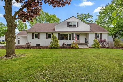 611 Avon Belden Rd, Avon Lake, OH 44012