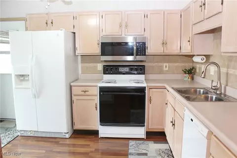 Kitchen - 8232 Maramont Dr #B, Boardman, OH 44512 photo 2 of 3