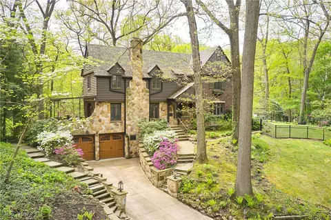 574 Woodside Dr, Akron, OH 44303