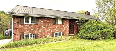 304 Overlook Dr, Follansbee, WV 26037