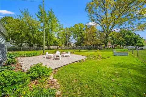 Exterior - 261 E 214th St, Euclid, OH 44123 photo 6 of 7