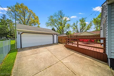 Exterior - 261 E 214th St, Euclid, OH 44123 photo 5 of 7