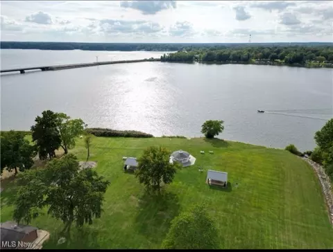 16646 Oakwood Dr, Lake Milton, OH 44429