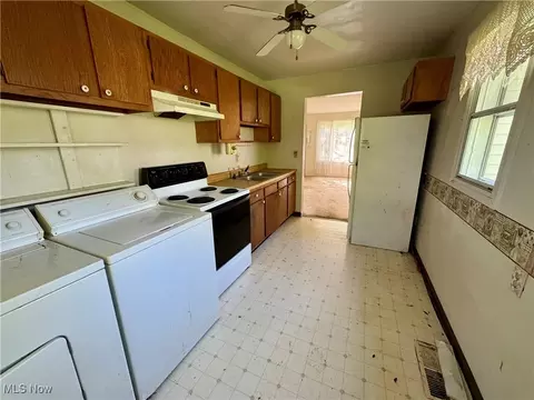 Kitchen - 1464 Mohawk Dr, Madison, OH 44057 photo 1 of 2